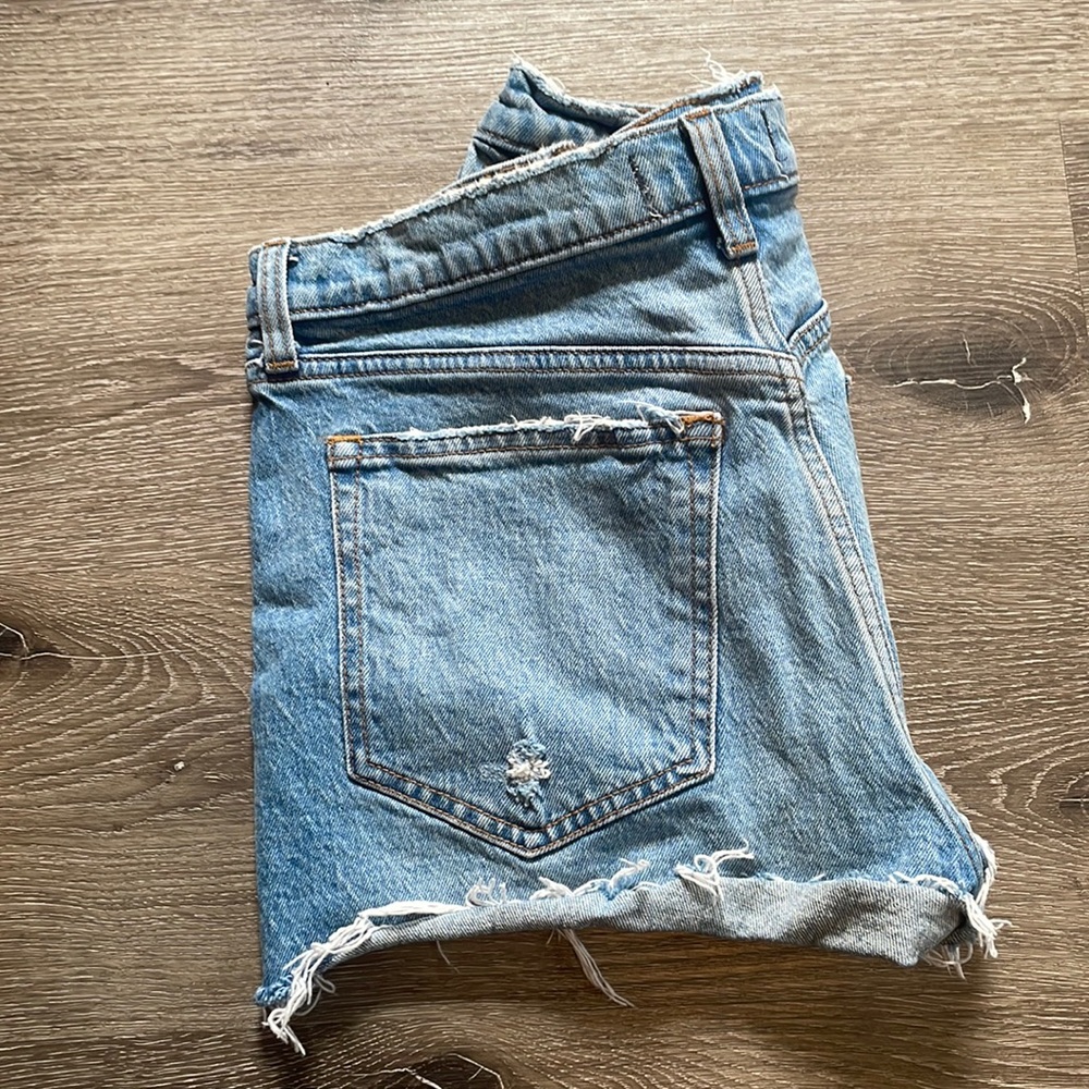 Abercrombie High Rise Mom Short. Size 28. Light wash